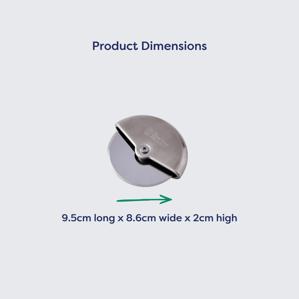 Stainless steel pizza cutter with dimensions: 9.5 cm long, 8.6 cm wide, and 2 cm high, shown on a gray background.